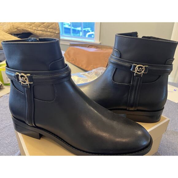 MICHAEL KORS “MINDY” FLAT LOGO BOOTIE BOMBE LEATHER BLACK SIZE 8.5 MSRP$398 - Picture 5 of 9